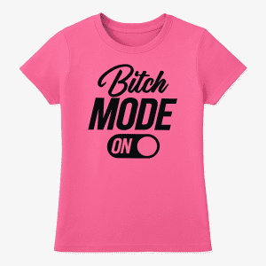 Studio prikaz ružičaste ženske T-shirt majice s printom Bitch MODE ON