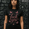 Žena nosi crnu majicu s natpisom fuck you i ružičastim leptirima – fuck you majica lifestyle.